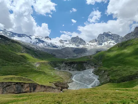La testata della Val di Rhêmes vista dal belvedere, con la Dora fra le ghiaie e i ghiacciai dello spartiacque