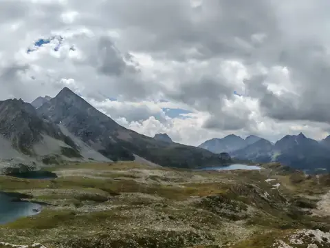 Il Lago Kastel turchese, con lo sbarramento e le cime dello spartiacque svizzero