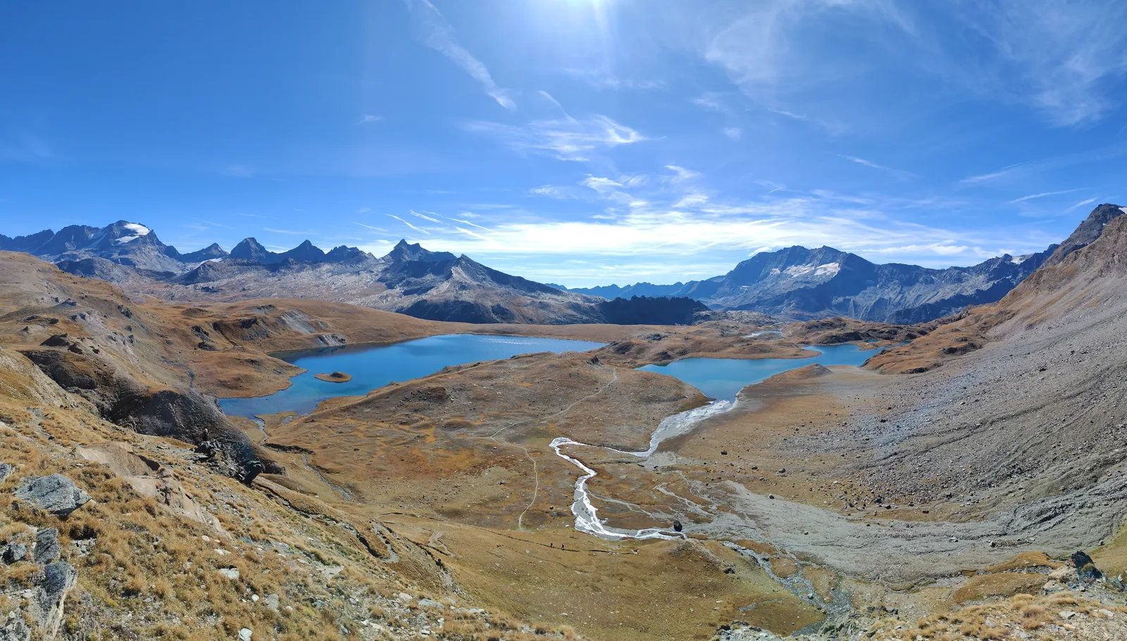 I laghi Rosset e Leità visti dall'alto sull'altopiano del Nivolet, con le praterie ocra di fine settembre e le cime glaciali sullo sfondo