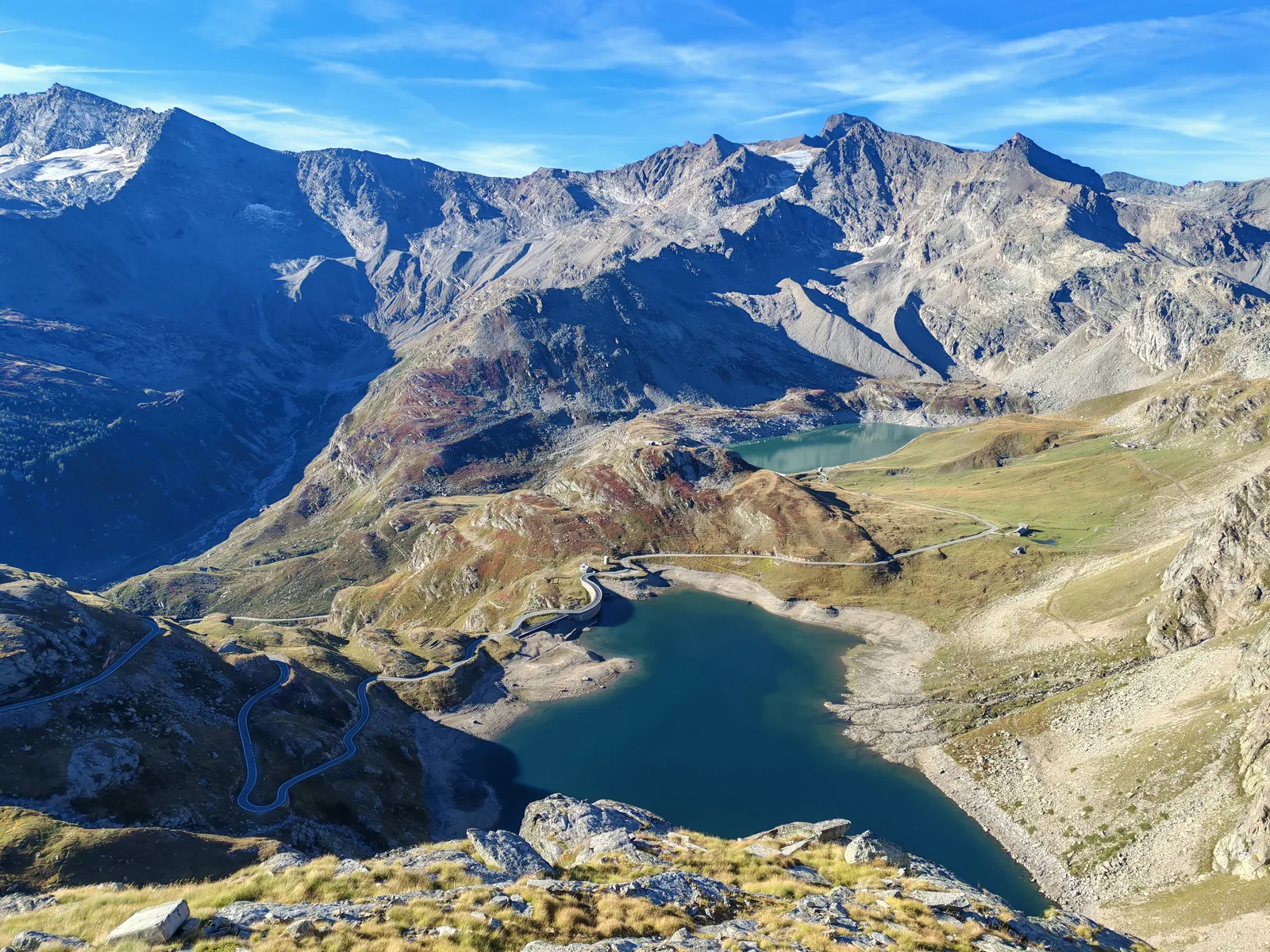I tornanti della strada del Nivolet visti dall'alto fra il Lago Serrù e il Lago Agnel, con le cime del Gran Paradiso sullo sfondo