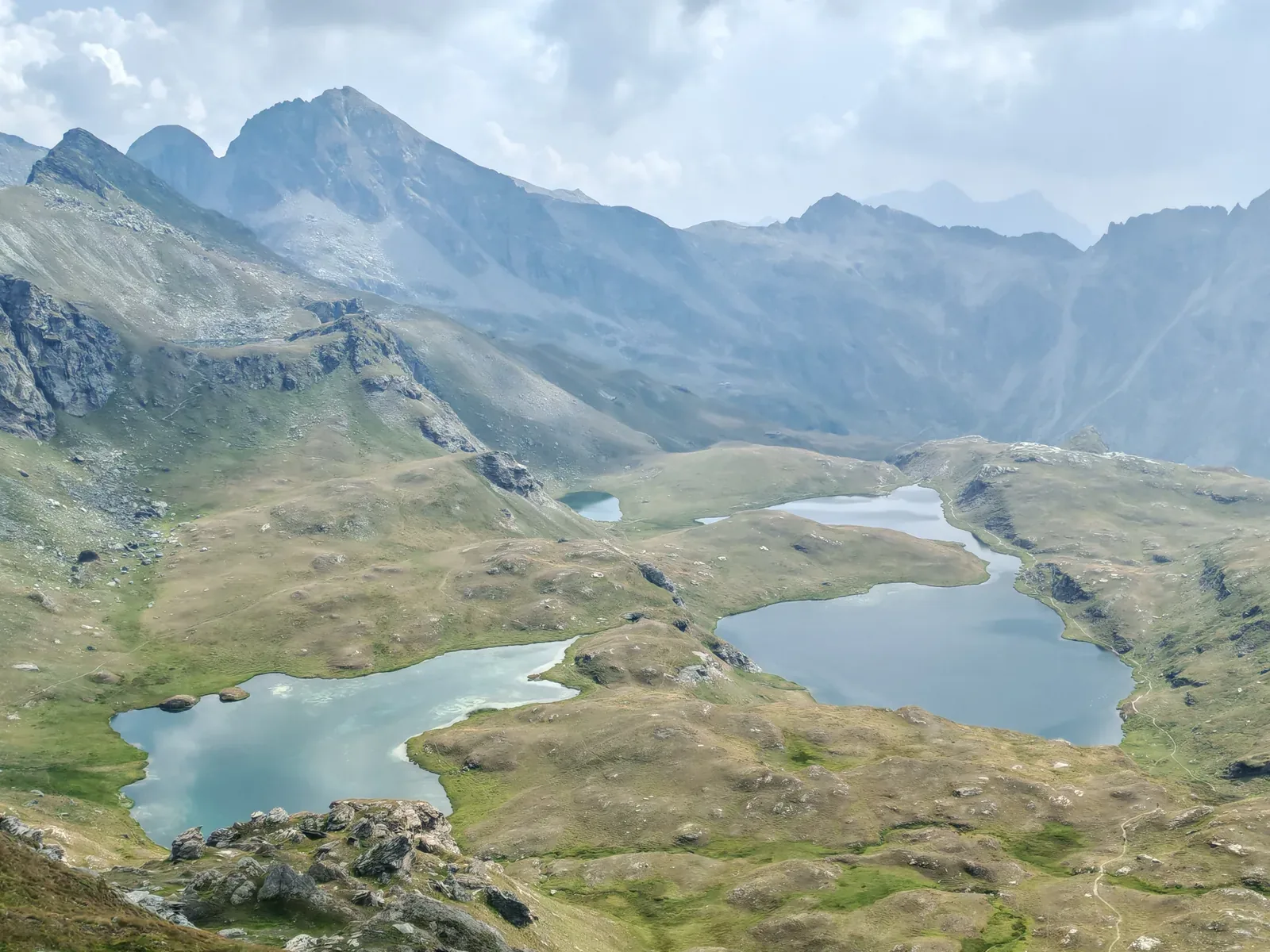Panorama dal Colle di Bringuez con quattro laghi della conca di Palasinaz allineati sotto le creste