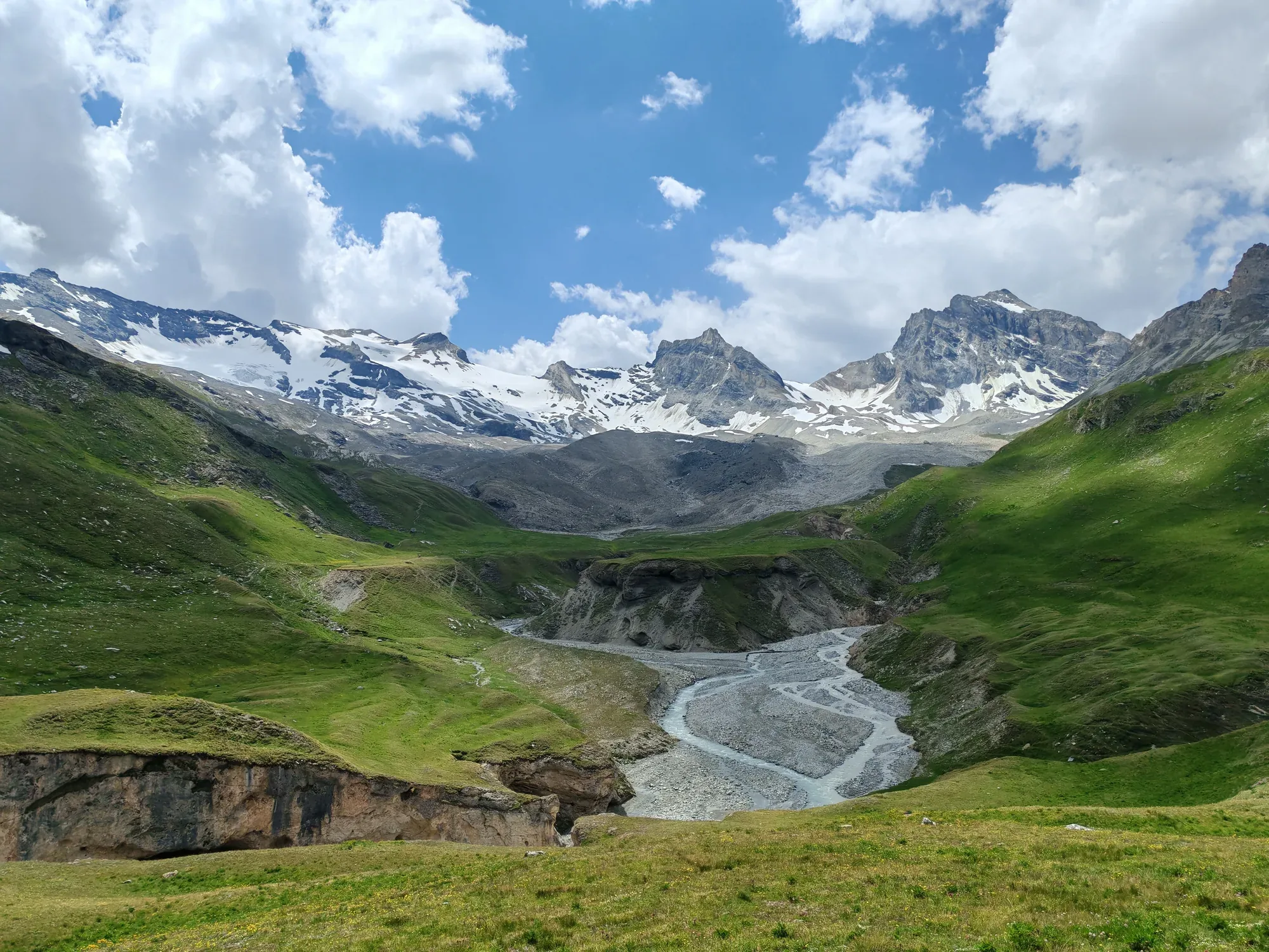 La testata della Val di Rhêmes vista dal belvedere: la Dora che divaga fra le ghiaie e le cime glaciali dello spartiacque con la Francia