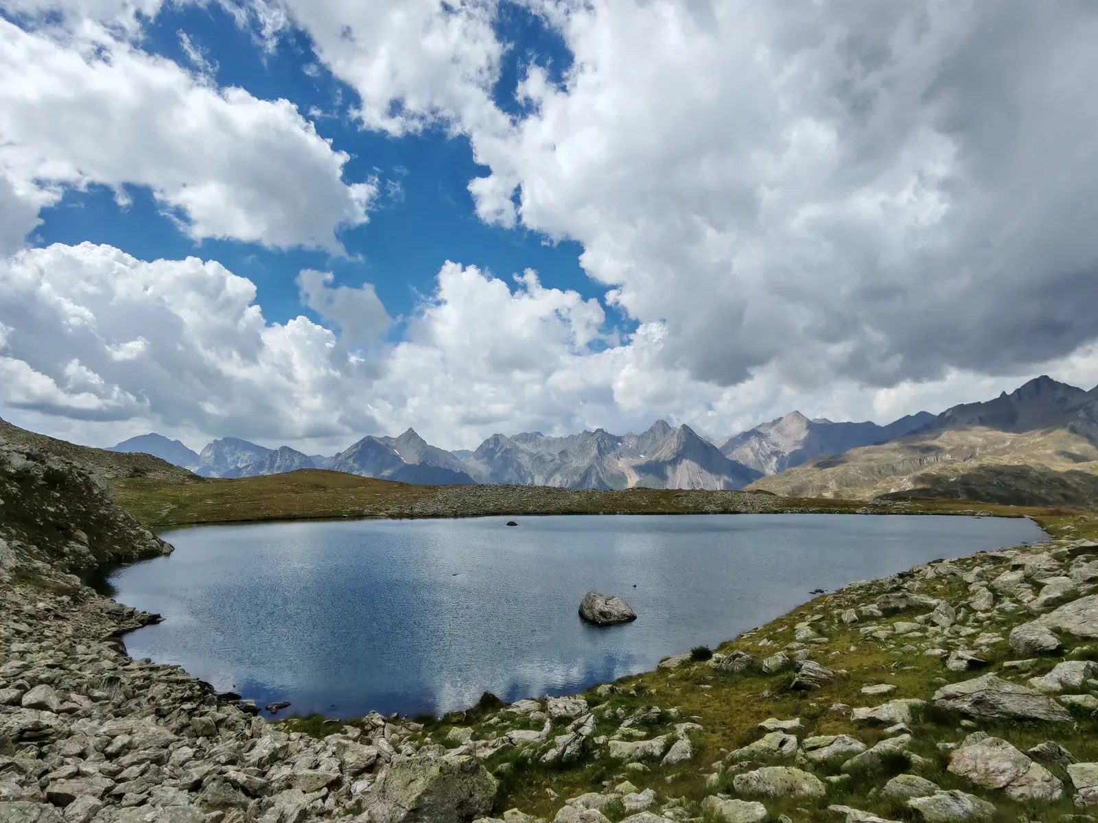 Uno dei laghi Boden con un masso emergente dall'acqua e la corona di cime sullo sfondo