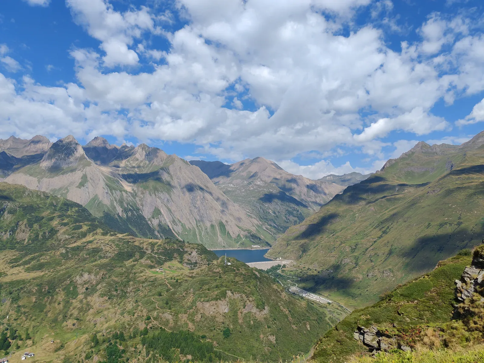 Veduta dall'alto sul Lago Morasco e sulla sua diga, con la valle di Riale e le cime di confine