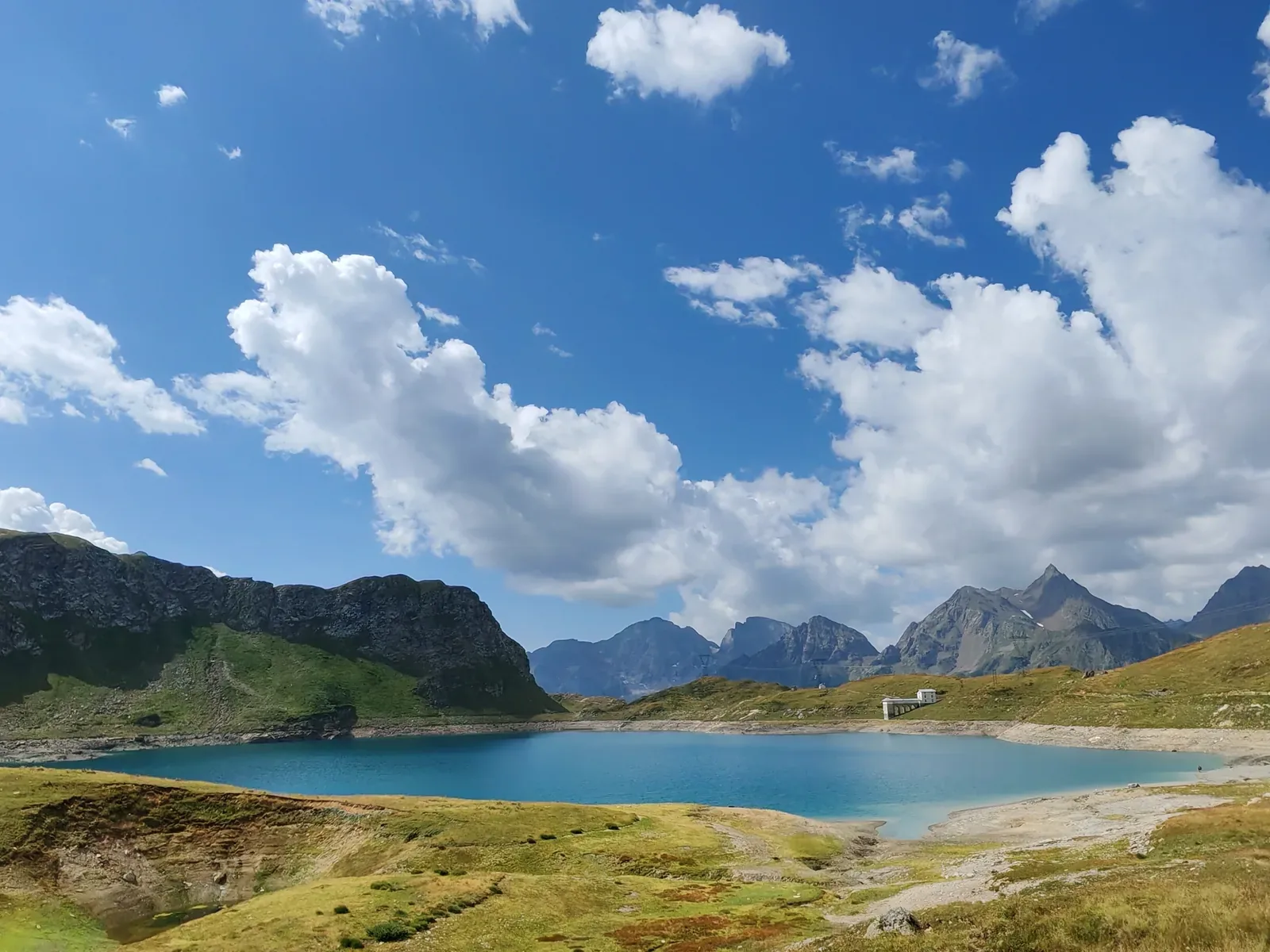 Il Lago Kastel dal colore turchese, con la sponda chiara scoperta dall'abbassamento del livello