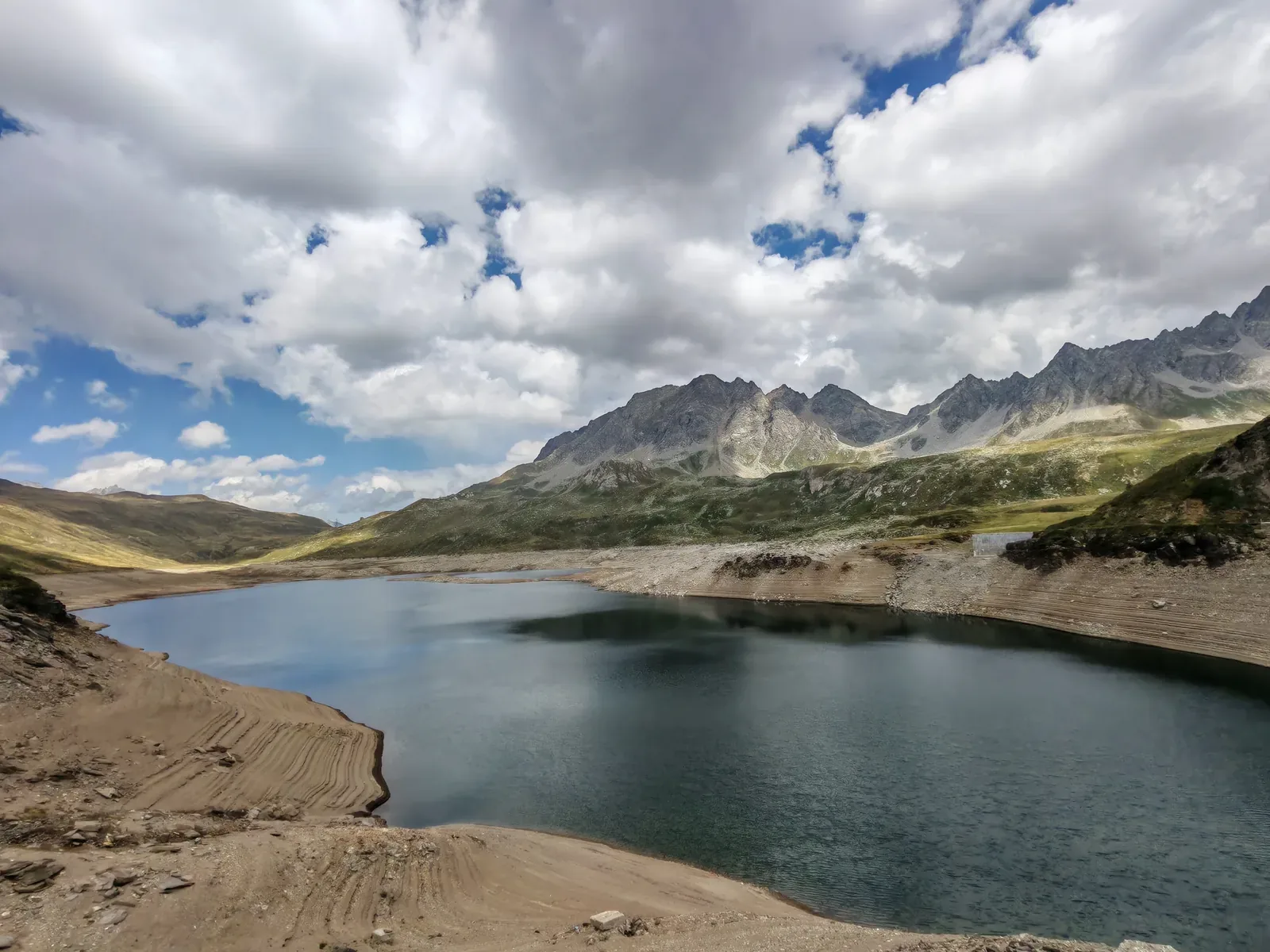 Il Lago Toggia con il livello basso e le ampie spiagge di sedimenti scoperte