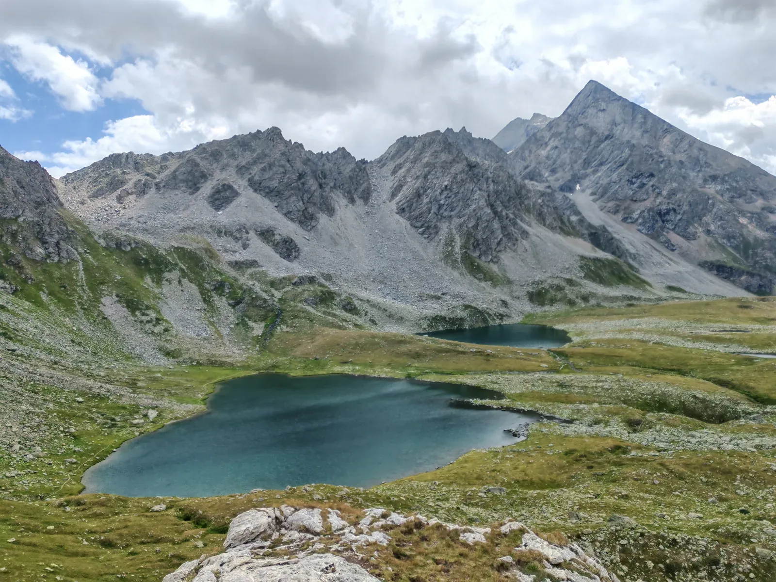 I due laghi Boden visti dall'alto, incassati fra pietraie e dossi erbosi, con le cime sullo sfondo