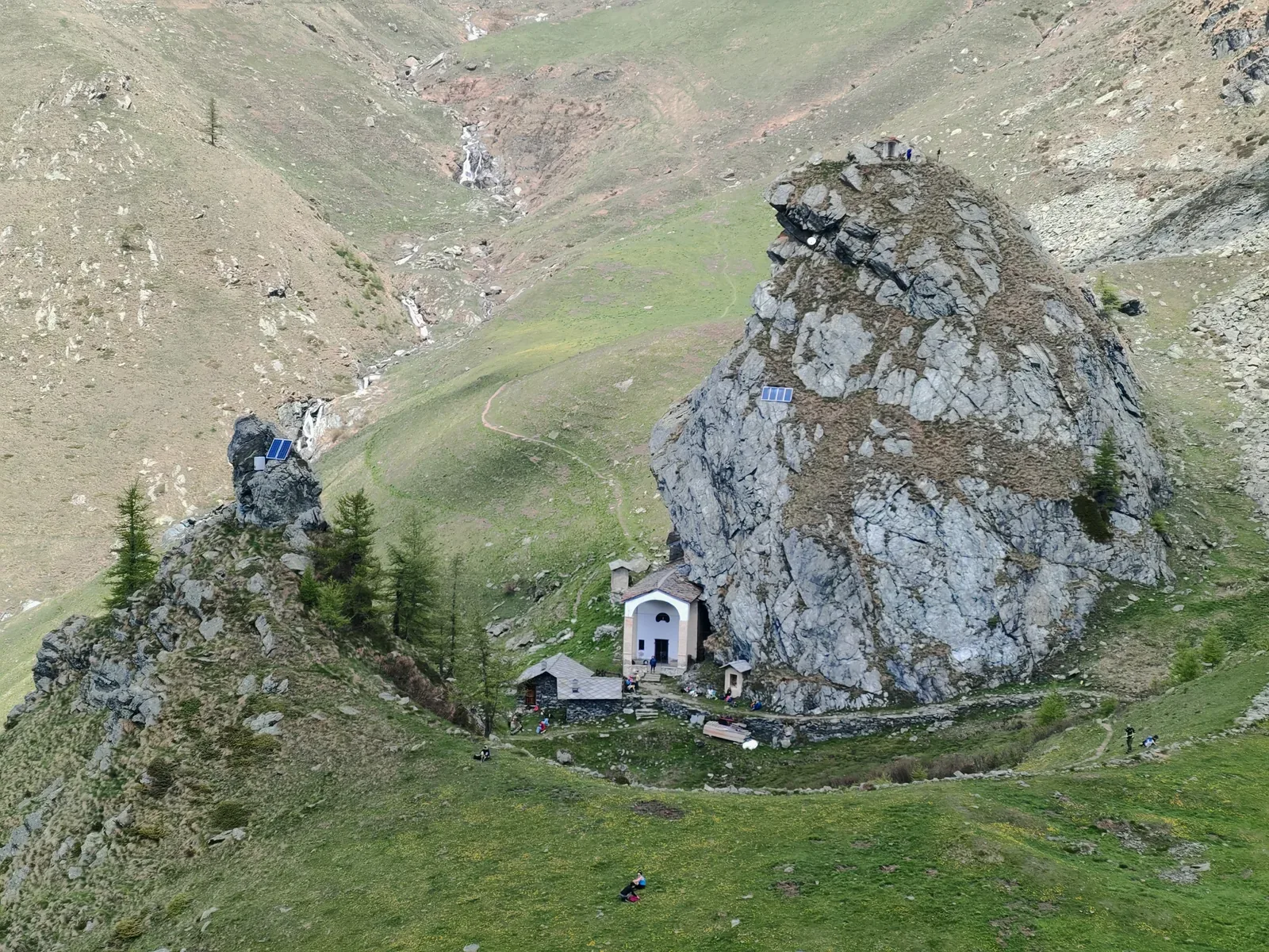 Il santuario e il monolito del Monte Fautenio visti dall'alto dal punto panoramico, con la cappelletta sulla cima della rupe e un secondo sperone roccioso sulla sinistra